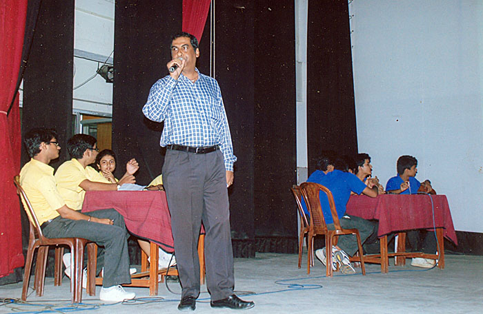 Mr. Siddhartha Sen conducting the Biz-Quiz 2011